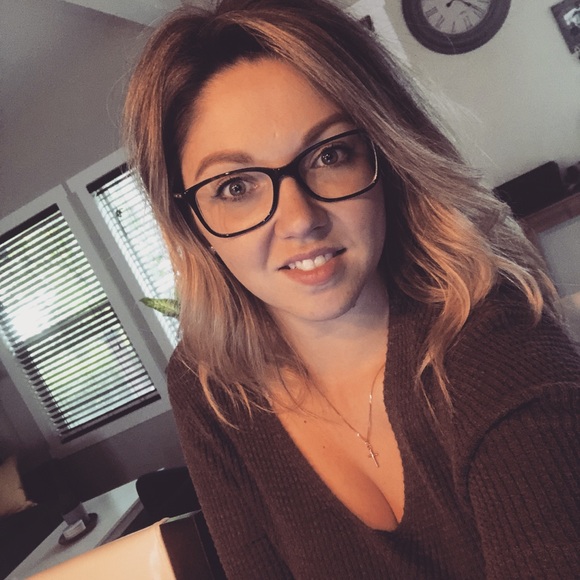 Meet your Posher, Larissa - Picture 1 of 1